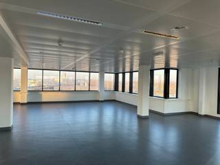 Lichte kantoren, ideaal gelegen op een drukke as die de Ring verbindt met het centrum van Brussel, aan de westelijke ingang van de hoofdstad en in de onmiddellijke nabijheid van de E19. Gemakkelijk bereikbaar met het openbaar vervoer en de auto.<br />Ruimte deelbaar vanaf 300 m².<br />Archief beschikbaar: 60 €/m²/jaar.<br />Parking IN: € 1.000/plaats/jaar.<br />Parking OUT: 500 €/plaats/jaar.