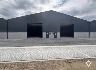 Op zoek naar een slimme investering of een nieuwe locatie voor je onderneming? <br />Ontdek deze gloednieuwe KMO-units in Werken (Kortemark), strategisch gelegen in een rustige en toegankelijke omgeving met vlotte verbindingen. <br /><br />Eigenschappen van de units:<br />• Geschikt voor opslag, atelier, productie of kleinhandel<br />• Ruime toegangspoorten <br />• 3 staanplaatsen inbegrepen <br />• Voorzien van nutsleidingen <br />• Moderne en energiezuinige constructie – ideaal voor ondernemers die duurzaam willen werken of investeren.<br />• op een toplocatie in de driehoek Diksmuide—Torhout—Roeselare<br />• Centraal in West-Vlaanderen voor optimale bereikbaarheid<br /><br /> Gelegen op een kleinschalig bedrijvenpark met professionele uitstraling.<br /> Ideaal voor zelfstandigen, kleine ondernemingen of investeerders.<br /><br />Grondwaarde € 73.926 - Constructiewaarde € 295.706, excl. kosten en BTW. <br /><br /> Interesse of meer info? Neem vandaag nog contact met ons op en ontdek de mogelijkheden!