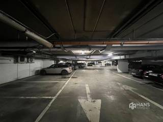 <p><span>Underground car parking located in the Antwerp diamond quarter near the Empire Center. The location is ideal for those who work in the center of Antwerp, and do not want to worry about finding a parking spot. The entrance is right next to Parking Diamant and access is granted by badge. You can reach the parking 24/7 via the Appelmansstraat. The car parking spaces have numbers 48/49 and 50 on floor -1 </span></p><p><span> </span></p><p><span>For our entire offer or a free estimate go to www.hansimmo.be or call 03/290.30.30.</span></p><p><span> </span></p>