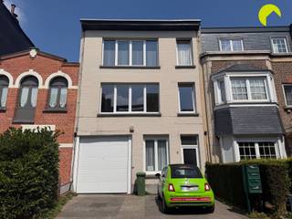 <p><span>Joli appartement 1 chambre près du Rivierenhof</span></p><p><span>Situé au premier étage d'un petit immeuble bien entretenu, composé de seulement trois appartements, cet agréable appartement d'une chambre offre un cadre de vie agréable. Grâce à son emplacement à proximité du Rivierenhof, vous bénéficiez d'un cadre calme et verdoyant, tout en profitant d'un accès facile aux commerces, aux transports en commun et aux autres commodités. L'appartement a été récemment rénové, avec notamment un nouveau sol ainsi qu'une salle de bains et une cuisine remises à neuf.</span></p><p><span>Agencement :</span><span><br />On entre directement dans l'appartement par le salon, qui a récemment été doté d'un nouveau sol. À côté, on trouve la cuisine, entièrement neuve et équipée d'une cuisinière.<br />Nous arrivons ensuite dans la salle de bains rénovée, équipée d’une nouvelle douche, d’un lavabo simple avec des placards de rangement et d’un raccordement pour une machine à laver. À côté se trouvent les toilettes séparées.<br />Depuis la salle de bains, un agréable passage mène à la chambre, séparée par une double porte.<br />L'appartement dispose également d'une terrasse et d'une cave commune.</span></p><p><span>À l'avant du bâtiment, une allée est prévue, qui ne peut être utilisée que pour le chargement et le déchargement. Le stationnement permanent dans l'allée n'est pas autorisé.</span></p><p><span>Informations utiles :</span><span><br />· Charges communes : 50 euros/mois (eau, compteur des parties communes et entretien de la chaudière compris)<br />· Caution : 3 mois<br />· État des lieux : 225 euros par partie<br />· PEP : 289 kWh/(m² an), label C<br />· Disponible immédiatement</span></p>