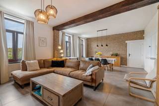 Graag stellen wij u deze instapklare woning voor, gelegen in het landelijke Tollembeek.
Op het gelijkvloers vindt u een ruime inkomhal met vestiaireruimte en gastentoilet, een handig bureel/kantoor, een lichtrijke leefruimte en een volledig ingerichte woonkeuken met rechtstreekse toegang tot de tuin.
De verdieping omvat een nachthal die toegang geeft tot een master bedroom, een tweede slaapkamer met aanpalende dressing en een badkamer.
Daarnaast beschikt de woning over een grote garage en kelder. Belangrijke investeringen werden reeds uitgevoerd: het dak en de elektriciteit zijn vernieuwd en er werden zonnepanelen geplaatst. Tot slot is er achteraan, bereikbaar via de Smeedries, een ruime parking voor 4 à 5 wagens. Goede bereikbaarheid, nabij bushalte. Voor meer info of bezoek: Contacteer Sophie 0496/71.50.59