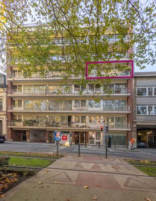 Appartement spacieux avec 2 chambres à Forest<br /><br />Cet appartement est situé au quatrième étage d'une résidence bien entretenue - avec ascenseur.<br />Il est situé dans un quartier recherché de Forest, à proximité de Forest National. <br /><br />L'appartement se compose d'un hall d'entrée avec une toilette séparée, un salon qui donne accès à la terrasse avec une belle vue. La cuisine est entièrement équipée et dispose d'un coin petit-déjeuner. Il y a également deux grandes chambres, dont l'une donne sur le balcon avec débarras et une salle de bains avec baignoire et double lavabo.<br /><br />L'appartement dispose en outre d'une cave.<br />Achat d'un box garage dans l'immeuble avec un supplément 40 000 euros.<br /><br />Situé à proximité des transports en commun, des commerces et des écoles.<br />Idéal pour ceux qui recherchent un appartement confortable dans un endroit central !<br /><br />EPC 204 kWh/(m²an) - label D-<br />Électricité non conforme