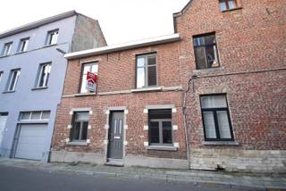 <p><strong>Te bezichtigen vanaf midden november. <br /><br />LOCATIE</strong></p>

<p>De woning ligt in de Visserstraat, een zijstraat van de gekende Vaartstraat. Het is een zeer rustige straat waardoor nauwelijks verkeer komt. Op wandelafstand bevindt u zich in het bruisende stadsleven van Leuven.</p>

<p> </p>

<p><strong>STAAT</strong></p>

<p>Het pand is instapklaar en bemeubeld. Bovendien werd het dak recentelijk vernieuwd.</p>

<p> </p>

<p><strong>INDELING</strong></p>

<p>Via de inkomhal is er toegang tot de woonkamer en de keuken. Via de keuken kan men naar het terras. Op de eerste verdieping bevinden zich de slaapkamers en de badkamer. In de badkamer is er een bad aanwezig, een enkele wastafel, toilet en de aansluiting voor een wasmachine. Bovendien is er een opbergzolder aanwezig en een kelder. </p>

<p> </p>

<p><strong>EXTRA INFO</strong></p>

<p>Vrij vanaf 1 december<br /><br />Momenteel worden er isolatiewerken uitgevoerd waardoor het EPC verbeterd zal worden. </p>

<p>Wasmachine is aanwezig in de badkamer.</p>