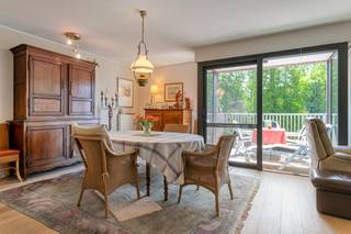 This spacious apartment with a living area of 121 m² combines comfort, space and an excellent location right in the center of Heule. An absolute asset are the two terraces, both in the front and at the back, so you can enjoy the outdoor space at any time of the day.<br /><br />The bright living space fits seamlessly with the modern open kitchen, which is fully equipped with all necessary appliances and has sufficient work and storage space. At the back, there are two spacious and quietly located bedrooms, which connect directly to the spacious terrace with a view of the church.<br /><br />The apartment also has an enclosed dressing room, a large storage room, a separate toilet and a bathroom with shower and double sink.<br /><br />Practically everything has also been thought of. For example, the apartment has an underground parking space and a private storage room, located near the elevator. This provides extra comfort and plenty of storage space.<br /><br />Thanks to its central location, shops, restaurants and other facilities are within walking distance. An ideal home for couples, singles or investors who want to live comfortably and centrally in Heule.<br /><br />Interested? Plan your visit for the viewing day on Saturday, August 29, via Dewaele.com!<br /><br />You can consult Dewaele DIY's general terms and conditions at any time via dewaele.com<br /><br />Register of measures: no