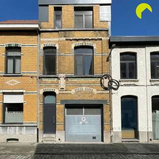 Centraal gelegen te Hoboken vinden we deze ruime woning. Scholen, openbaar vervoer, winkels bevinden zich op wandelafstand. Indeling:We komen binnen...