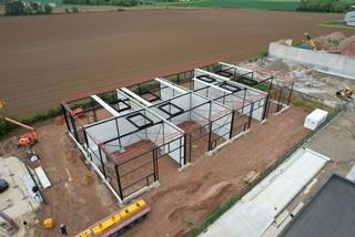 Nieuw multifunctioneel gebouw, beschikbaar begin september 2026.Het pand ligt aan de Chaussée de Tirlemont in een dynamische wijk van Gembloux en...