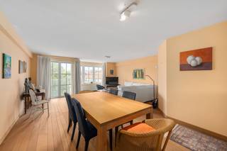 <strong>Knokke: Ruim en zonnig appartement met open zicht, 2 slaapkamers en 2 terrassen te koop op topligging in de Koningslaan te Knokke.</strong><br /><br />Bent u op zoek naar een ruim appartement op een gegeerde locatie. Dan is dit appartement gelegen in de Koningslaan een unieke opportuniteit voor wie op zoek is naar ruimte, licht en een uitstekende ligging in Knokke.<br /><br /><strong>Indeling:</strong><br />Inkomhal, gastentoilet, zeer ruime en lichtrijke leefruimte met toegang tot het zonnig terras vooraan, ingerichte keuken, aparte ruime berging, 2 slaapkamers met toegang tot het terras achteraan, badkamer met ligbad, wastafel en toilet, douchekamer.<br /><br /><strong>Troeven:</strong>
<ul><li>Ruim en lichtrijk appartement.</li><li>Twee terrassen: een gezellig zonnig terras vooraan en een ruim terras achteraan.</li><li>Open zicht over de villa's.</li><li>Op 5 min wandelen van het strand, Rubensplein, Casino Knokke.</li><li>Privatieve kelderberging.</li></ul>
Meer informatie? Contacteer Ayita via 0496 13 43 12 of via ayita@eraservimo.be