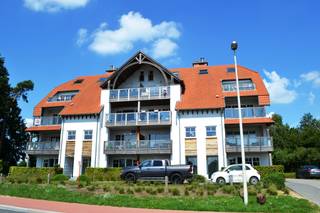 INDELINGInkomhal ca. 10 m² - grote keramische tegels tegelsGastentoilet ca. 1 m² - met handenwasserLiving ca. 47 m² - parket- met open keukenOpen...