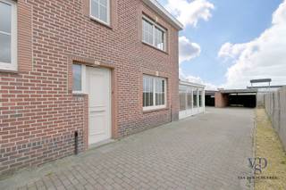 Deze instapklare woning biedt comfort en functionaliteit.<br />Via de voordeur komt u binnen in de inkomhal, die enerzijds toegang geeft tot de leefruimte en anderzijds tot de praktische kelder. Het gelijkvloers omvat verder een keuken, badkamer, apart toilet en veranda. <br /><br />Op de eerste verdieping bevinden zich een ruime slaapkamer met ingebouwde kast en een tweede kamer die kan dienen als slaapkamer, hobbykamer of bureau. De geïsoleerde zolder is bereikbaar via een zolderluik en geniet van natuurlijk licht.<br /><br />De woning beschikt over een ruime garage met carport en voldoende parkeermogelijkheden op de oprit, toegankelijk via de geautomatiseerde poort. Achter de garage bevindt zich nog een groenzone.<br /><br />O.a.: <br />- Geen renovatieverplichting <br />- Conforme elektrische keuring.