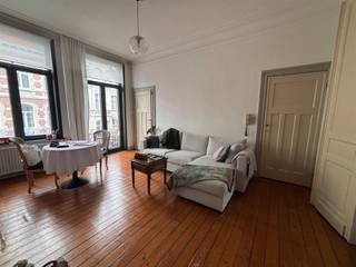 <p><strong>Charmant appartement op de Bondgenotenlaan</strong><br /><br />Dit appartement is gelegen op dé Bondgenotenlaan, de bekende winkelstraat in het centrum van Leuven die het station met de Grote Markt verbindt. Alles wat de stad te bieden heeft, bevindt zich op een steenworp afstand en alle voorzieningen zijn vlot bereikbaar te voet. We kunnen hier dan ook met volle overtuiging spreken van een absolute toplocatie.<br /><br />Het appartement straalt charme uit en wordt betreden via de nachthal en is gelegen op de tweede verdieping van het gebouw. Ruime leefruimte met keuken. Daarnaast is er nog een aparte kamer en badkamer. Kortom, dit appartement biedt alles wat je nodig hebt om comfortabel en gezellig te wonen in Leuven.<br /><br />Interesse of een bezichtiging ter plaatse? Contacteer ons via 016 229 228 of verhuur@connect-immo.be <br /><br />Huurprijs: €895 + 95€ (algemene onkosten, verwarming gas) + water, elektriciteit en internet privatief af te sluiten<br />EPC: label B - Beschikbaar vanaf 8 december 2026.</p>