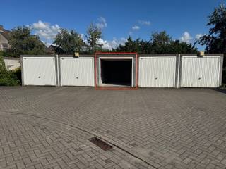 <p>Garagebox gelegen in de Gevaertlaan 34+ in Boom, in een rustige residentiële wijk. Ideaal voor het parkeren van een wagen, motor of fietsen, of als extra opslagruimte.</p>
<p>Een praktische oplossing voor wie in de buurt extra ruimte zoekt.</p>
<p>De garagebox staat te koop voor 30.000 euro.</p>
<p>Graag meer info of interesse?<br />Contacteer ons via 0492 83 88 19 of jarno@groepvanhaute.be</p>