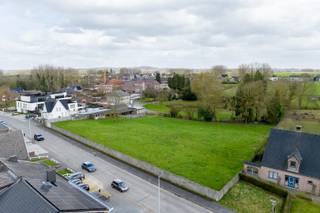 In de landelijke gemeente Deftinge bevindt zich dit te ontwikkelen perceel bouwgrond, deze grond is gelegen in een rustige en groene omgeving doch in de onmiddellijke nabijheid van openbaar vervoer en winkels. De totale oppervlakte bedraagt 4790m2, aan de straatzijde beschikt het perceel over een straatbreedte van maar liefst 84m. Deze grond kan ontwikkeld worden in meerdere loten (8 à 9 loten).<br /><br />Meer info (stedenbouwkundig advies) te verkrijgen via serge@centeroffice.be of 0485/61 59 22