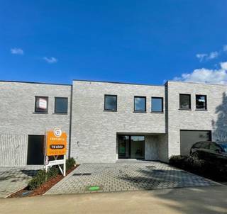 <p>Deze nieuwbouwwoning combineert hedendaags wooncomfort met een vooruitstrevende energie-efficiëntie. Dankzij het negatief E-peil woon je bijzonder zuinig, met een minimaal energieverbruik en een maximaal wooncomfort. De woning voldoet volledig aan de BEN-normen en is uitgerust met de nieuwste duurzame technologieën, waaronder zonnepanelen, een warmtepomp, ventilatiesysteem D met warmterecuperatie, 3-dubbele zonwerende beglazing, regenwaterrecuperatie en een aansluiting voor een laadpaal.<br /><br />Bij het binnenkomen van de woning kom je in de inkomhal met gastentoilet, die toegang geeft tot een lichtrijke leefruimte met eetgedeelte en een prachtig zicht op de tuin. De grote raampartijen zorgen voor een overvloed aan natuurlijk licht en creëren een aangename woonbeleving. Aansluitend bevindt zich de volledig ingerichte moderne keuken, uitgerust met kwalitatieve toestellen en voldoende bergruimte. Verder vind je op het gelijkvloers een berging/wasplaats die tevens dienst doet als technische ruimte, perfect geïntegreerd in het geheel.<br /><br />Op de eerste verdieping bevinden zich drie slaapkamers, een badkamer stijlvol afgewerkt met oog voor detail en comfort. Buiten geniet je van een volledig omheinde zuidgerichte tuin met terras waar je in alle rust kan ontspannen. Voor de wagens zijn er aan de voorzijde twee parkeerplaatsen voorzien. <br /><br />EPC -12 kWh/m² - label A+<br />Grondwaarde: 112.000€ + 12% registratierechten + constructiewaarde: 368.000€ + 21% BTW + 6000€ nuts<br />Wglk-Gvk-Gdv-Gvv</p>