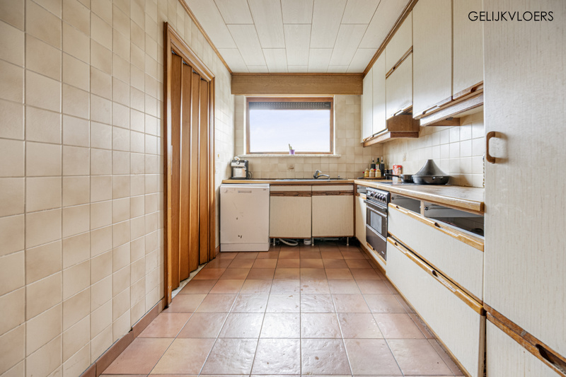 VLAKBIJ HET KOOPCENTRUM OP TE FRISSEN BLOKJE MET 3 VRIJ RUIME APPARTEMENTEN TOP LIGGING - foto 4