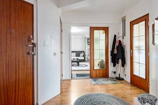 Appartement gelegen in hoekgebouw op centrale locatie, vlakbij invalswegen en openbaar vervoer. Inkomhal met gastentoilet, keuken met toegang...