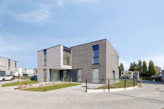 Freshwaterlande residential area — where living is really sweet.Nestled in green but close to everything. Modern, yet warm and cosy. Comfortable and energy efficient. In Adinkerke — De Panne, Zoewaterlande, a new residential area with 41 energy-efficient BEN homes, all ready to move in and built with an eye for quality, sustainability and affordability, is rising.The neighborhood is located between the Castle District and the Dunkerke—Nieuwpoort Canal: a quiet, green spot with a view of the water, yet within walking distance of school, shops and the center. Everything is easily accessible — by car, on foot or by public transport — and the sea is just around the corner.Three construction phases bring together 41 stylish homes with three bedrooms, one or two bathrooms and a private parking space or garage. Thanks to their energy-efficient techniques — solar panels, heat pump and floor heating — they meet the strictest standards. That means: low energy costs and a more favourable home loan.The neighborhood experience is also central. Green areas, benches, playgrounds and picnic areas make Freshwaterlande a warm, traffic-safe neighborhood where young and old feel at home, while maintaining privacy.Those who meet the conditions also benefit from a reduced VAT rate of 6% instead of 21%. That makes a big difference in the overall picture!Whether you're looking for a family home or a profitable investment: Freshwaterlande offers sustainable, affordable and forward-looking living on the West Coast.