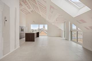 Stap binnen in het bruisende hart van Denderleeuw, waar Denderlink op je wacht: een uniek project met de laatste moderne BEN-appartementen en woningen. Hier geniet je van moderne luxe op een steenworp afstand van alle voorzieningen en het rustgevende jaagpad langs de Dender. <br />Met de vrijstelling van de onroerende voorheffing gedurende 5 jaar, veilige ondergrondse parkeerplaatsen en een ideale locatie om te pendelen naar Gent of Brussel, biedt Denderlink de perfecte balans tussen comfort, gemak en duurzaamheid. Welkom thuis bij Denderlink, waar luxe en harmonie samenkomen!