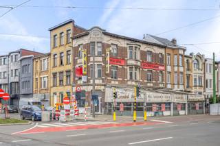 Dit te renoveren handelspand op een goede commerciële ligging biedt tal van mogelijkheden.<br /><br />Op de gelijkvloerse verdieping (140m²) bevond zich voorheen het restaurant, de keuken en een mooi groot overdekt buitenterras.<br /><br />De eerste verdieping (115m²) bevond zich de verbruikszaal en het sanitair.<br /><br />De tweede verdieping bestaat uit een te renoveren appartement met een oppervlakte van 90m².<br /><br />Heel het handelspand is onderkelderd.<br /><br />Stedenbouwkundige inlichtingen zijn in aanvraag.<br /><br />Voor meer info of een bezoek ter plaatse kan u vrijblijvend contact opnemen met Philip op het nr.: 0476/999.029 of philip@reds.be
