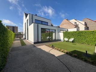 Centraal gelegen te Knokke, 3-gevelwoning hedendaagse architectuur (Bouwjaar 2014).Indeling : inkomhal met vestiaire en toilet. Veel lichtinval in...