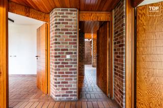 <p>Deze woning in Waregem is gunstig gelegen, op een aangename locatie met een vlotte verbinding naar het centrum en de belangrijkste invalswegen. Winkels, scholen en andere dagelijkse voorzieningen bevinden zich op korte afstand.</p>
<p>De architecturale woning biedt heel wat ruimte en mogelijkheden voor wie op zoek is naar een karaktervolle woning die volledig naar eigen smaak gerenoveerd kan worden.</p>
<p>Bij het binnenkomen bevinden zich verschillende afzonderlijke, polyvalente ruimtes. Deze zijn ideaal voor wie een praktijk, kantoor of werkruimte aan huis zoekt.</p>
<p>De leefruimte bestaat uit een gezellige zithoek en een eetruimte. Aansluitend bevindt zich de keuken. Verder beschikt de woning over een bijzondere inpandige patio die mee het architecturale karakter van de woning bepaalt.</p>
<p>Ook aan praktische ruimte is er geen gebrek. Zo is er een dubbele garage en biedt de kelder nog heel wat bijkomende stockage- en bergruimte.</p>
<p>Op de eerste verdieping bevinden zich vier afzonderlijke slaapkamers en een badkamer, uitgerust met een douche en dubbele lavabo.</p>
<p>Beschikbaar bij akte<br /><br />Contacteer Top Vastgoed voor een bezoek: 0475 700 700.</p>