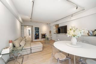 Ruim en volledig gerenoveerd appartement op de vierde verdieping, gelegen op een toplocatie in Oostende, op wandelafstand van het station, de zee, het strand en tal van winkels.<br /><br />Indeling:<br /><br />Inkomhall voorzien van berging en vestiairekasten, afzonderlijk toilet, lichtrijke woonkamer, open volledig ingerichte keuken met wasplaatsmogelijkheid, 3 volwaardige slaapkamers voorzien van ingemaakte kasten, badkamer met inloopdouche en dubbele wastafel, terras achteraan. Privatieve ruime kelderberging. <br /><br />- Elektriciteit conform<br />- Driedubbele beglazing PVC<br />- Diverse ingemaakte kasten<br />- Gemeenschappelijke fietsenberging<br />- Grote privatieve kelderberging.