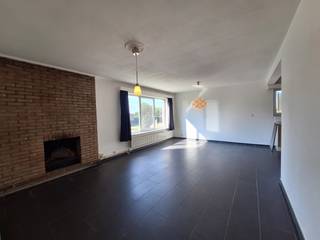 Praktisch instapklaar appartement te Zolder centrum.<br /><br />Dit appartement op de eerste verdieping heeft twee ruime slaapkamers, een ingerichte recente keuken en badkamer met douche, living en een berging.<br /><br />Het knus terras en de privatieve garage zijn ZEKER extra PLUSPUNTEN.<br /><br />Er zijn GEEN gemeenschappelijke vaste kosten.