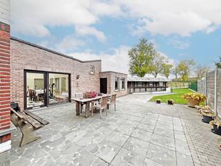 Deze charmante woning werd oorspronkelijk gebouwd in 1957 en is vrij rustig gelegen langs de Lindestraat te Nederzwalm-Hermelgem (Zwalm) op de grens met Oudenaarde (Welden). Men bevindt zich hier in de onmiddellijke omgeving van velden, wegeltjes, ... doch geniet de woning een vrij vlotte verbinding (Munkzwalm, Oudenaarde, ...). Het huis is volledig op te frissen anno 2026.<br />Indeling: op het gelijkvloers: inkom, gezellige leefruimte en eetplaats met kachel, ruime leefkeuken, veranda, wasplaats, toilet, berging, inpandige garage (met zoldertje), ...<br />Op de verdieping: 3 ruime slaapkamers, badkamertje met ligbad, lavabo en toilet. <br />Er is een zolder, bereikbaar via valluik en er is een droge kelder.<br />Buiten is er nog het terras, de zuidoost georiënteerde tuin, tal van bergruimtes en garage ... vooraan de woning zijn 2 opritten en aan de zijkant van het perceel is nog een inrit.<br />LEUK RENOVATIEPROJECT MET STEVIGE BASIS EN TAL VAN MOGELIJKHEDEN!!<br />Verwarming op stookolie, houten ramen met enkel glas, EPC 889 kWh/(m² jaar), label F (renovatieplicht), bewoonbare oppervlakte volgens EPC: 135 m² (kelder, zolders, garage en koterijen niet meegerekend), elektrische installatie niet conform het AREI, KI: €401. <br />Geen vergunning, woongebied met landelijk karakter, geen rechterlijke herstelmaatregel of bestuurlijke maatregel opgelegd, geen voorkooprecht, verkavelingsvergunning. P-score: D, G-score: D. Geen risicozone voor overstromingen. <br />U kan de beschikbare attesten bij verkoop downloaden via de website janssens-leroy.be.