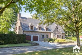l-Centrum: Karaktervolle villa met zuidelijk georiënteerde tuin. Gelegen in bosrijk villapark, nabij het sportcentrum en Sahara op 5 minuten van de Nederlandse grens.<br /><br /><u>Bijzonderheden:</u>
<ul><li>Gebouwd met zeer degelijke en duurzame materialen</li><li>Royale inkomhal met marmeren vloer, afzonderlijk toilet en vestiaire</li><li>Afzonderlijke kantoorruimte</li><li>Ruime eetkamer en salon met parketvloer en open haard</li><li>Ruime keuken met ontbijthoek</li><li>5 (mogelijk 6) slaapkamers met parketvloer en 2 badkamers</li><li>Grote kelder ideaal als hobbyruimte/ atelier</li><li>Grote zolder</li><li>Dubbele inpandige garage</li><li>Zuidelijk georiënteerde tuin met deels overdekt terras en gemetst tuinhuis</li></ul>