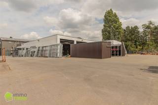 Magazijn + buitenruimte te huur op een vlot bereikbare locatie in Lokeren  (splitsing mogelijk) Ligging: baan Gent-Antwerpen op 10 min van afrit...