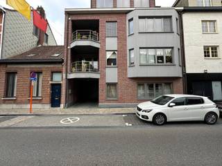 <p>Welkom in het hart van Hove! Ontdek de talrijke voorzieningen, kindvriendelijke faciliteiten en diverse recreatiemogelijkheden die deze buurt te bieden heeft. Scholen, winkels, openbaar vervoer en belangrijke invalswegen bevinden zich op wandelafstand.<br /><br /><span>Indeling</span><br />Bij het betreden van dit prachtige appartement komt u via de inkomhal (met tegelvloer) in de lichtrijke leefruimte terecht. Deze gezellige ruimte staat in verbinding met een gesloten keuken, volledig uitgerust met hedendaags comfort.<br />Het appartement beschikt over twee ruime slaapkamers en een badkamer met ligbad en douche. Daarnaast is er ook een apart gastentoilet, wat zorgt voor extra gemak. Via de terrasdeur in de slaapkamer bereikt u de oost-georiënteerde tuin perfect om te genieten van de ochtendzon.<br />Voor extra opslag is er een kelder inbegrepen, en uw auto parkeert u veilig in de privatieve garagebox.<br /><br />EPC-score: 238 kWh/m²/jaar <br /><br /><span>Praktische informatie</span><br />Huurwaarborg: 3 maanden<br />Plaatsbeschrijving: €225 incl. btw per partij<br />Maandelijkse gemeenschappelijke kosten: €80 (omvat elektriciteit gemeenschappelijke delen, lift, onderhoud, enz.)</p>