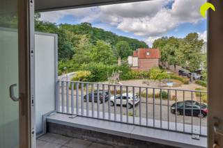 <p><span>In de mooi residentie "Parkzicht" in het centrum van Mortsel, bevindt zich dit 2-slpk. appartement op de 2de verdieping met terras en ondergelegen garagebox (bij aan te kopen aan € 25.000). De lift verbindt het appartement met de ondergrondse garagebox. Het openbaar vervoer en de tramverbindingen zijn op 75 meter, de winkels en centrum op wandelafstand. </span></p><p><span> </span></p><p><span>Met de lift bereiken we de 2de verdieping waar we via de open inkom de woonruimte betreden met een open keuken. Deze is ingericht met kasten en toestellen zoals een kookvuur met dampkap, koelkast en oven. Van hieruit heb je een mooi en breed panorama, en kan je via een schuifdeur het terras bereiken met zicht op de groene Ridder Van Ranstlei.</span></p><p><span> </span></p><p><span>De badkamer is uitgerust met 2 wastafels en ligbad met douche-faciliteit. Het aparte toilet heeft ook een handenwasser. Er is een berging met een aansluiting voor een wasmachine en droogkast. In de tweede berging </span><span>hangt de CV Vaillantbrander voor individuele verwarming en warm water.</span></p><p><span> Aan de achterzijde zijn er 2 slaapkamers op laminaat (423 x 260) en (200 x 319) . De ondergrondse verdieping is te bereiken met lift, waar zich de garagebox en een fietsenberging bevinden. </span></p><p><span> </span></p><p><span>Lage provisiekosten (€ 102/m) voor water, minuterie, onderhoud lift en gang, syndicus, blokpolis,...)</span></p><p><span> </span></p><p><span>· EPC A-label : 78 kWh (m²/jaar)! </span></p><p><span>· AREI conform!</span></p><p><span>· bouwjaar 2010</span></p><p><span>· onmiddellijk beschikbaar!</span></p><p><span>· Informatie over water: G-score: klasse A, P-score: klasse A</span></p><p><span> </span></p><p><span>Zorgeloos wonen op een fijne locatie in Mortsel!</span></p><p><span> </span></p><p><span>Voor een bezoek ter plaatse bel 03/449.42.141 of mail <span>hallo@habicom.be</span></span></p><p><span>Benieuwd naar de waarde van jouw woning? Check het gratis op <span>www.watismijnhuiswaard.be</span></span><span> </span></p><p><span> </span></p>