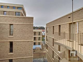 <p><span>Dit appartement maakt deel uit van 'Demerpatio', dat werd gerealiseerd op de Ezeldijksite.<br />Het appartement heeft 2 slaapkamers, beschikt over alle comfort en werd afgewerkt met hedendaagse en duurzame materialen. <br /></span><span>Uitstekend gelegen voor een vlotte verbinding van Diest naar Leuven, Tienen, Aarschot, Hasselt en Brussel</span><span><br />Vlakbij de prachtige natuur van het Webbekoms Broek, </span><span>winkels, scholen en station liggen op fiets en wandelafstand</span></p><p><span>Indeling:<br />- Inkomhal <br />- Apart toilet<br />- Leefruimte<br />- Open keuken<br />- Terras 9.7 m² <br />- 2 slaapkamers <br />- Badkamer met douche<br />- Berging<br />- Kelder <br />- Autostaanplaats</span></p><p><span>Pluspunten<br />- Fietsen kunnen veilig geparkeerd worden in de afgesloten fietsenstallingen.<br />- Appartement wordt volledig geschilderd en voorzien van raamdecoratie<br /><br /></span></p><p><span>De huurprijs bedraagt €1050,00 + €75,00 gemeenschappelijke kosten forfaitair + €50,00 provisie voor verwarming per maand.<br /><br /></span></p><p><span>Wenst u graag een bezoek?<br />Vul de kandidaatstelling in op ImmoDiest.be (onder te huur -> Schoenmakersstraat 2B3 - 3290 Diest -> Oranje knop 'vraag uw bezoek aan').<br />Van zodra wij deze informatie ontvangen hebben, nemen wij contact met u op.</span></p><p><span> </span></p><p><span> </span></p>