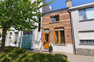 <p><span>WARME GEZELLIGE STADSWONING MET ZALIG GROEN TUIN</span></p><p><span> </span></p><p><span>In een rustige straat nabij het centrum verbergt deze charme gevel een gezellige stadswoning met een warme gezelligheid. </span></p><p><span> </span></p><p><span>De inkom voorziet in handige bergkasten en een apart toilet. De leefruimte pakt uit met mooie afmetingen er is een zit- en eethoek en bijhorende keukenruimte</span></p><p><span> </span></p><p><span>Ook de badkamer is gelijkvloers, het verdiep is opgedeeld in 2 ruime slaapkamers waarvan 1 uitgerust met een vaste kastwand.</span></p><p><span> </span></p><p><span>Buiten zorgt rust voor zalige momenten, het terras wordt er aangevuld met een groene tuin waar genieten centraal staat. Een handige kelder een ruime zolder en een buitenberging voorzien in voldoende bergruimte.</span></p><p><span> </span></p><p><span>Met een bewonerskaart kan je vlot parkeren voor de deur.</span></p><p><span>Er zijn winkels in de dichte buurt en ook het centrum is op wandelafstand.</span></p><p><span> </span></p><p><span>CHARMANT EN GEZELLIG<br />ELEKTRICITEIT GEKEURD<br />ZALIGE TUIN</span></p><p><span> </span></p>