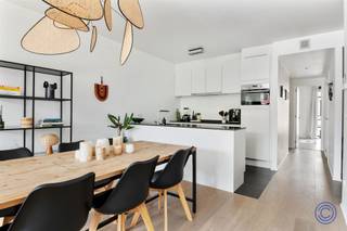 Beschrijving appartementWelkom in dit prachtige droomappartement met 2 ruime slaapkamers, zonnig terras en gemeenschappelijke tuin, dat pal tussen de...
