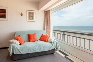 Gezellige studio gelegen op de zesde verdieping in de Residentie Miami Beach. Aangename woonkamer met fantastisch zicht op zee, halfopen keuken...