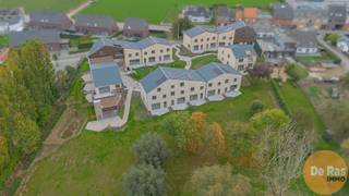 HERZELE - Ontdek <strong>Woonpark Truweel</strong>, een uniek woonproject in het hart van Herzele met 18 Bijna-Energie-Neutrale (BEN) woningen. Hier geniet je van toekomstgericht comfort, energiezuinig wonen en een aangename groene leefomgeving.<br /><br />
<h3><strong>Comfortabel & toekomstgericht wonen</strong></h3>
Elke woning is uitgerust met de <strong>nieuwste technologieën</strong> voor een <strong>maximaal wooncomfort</strong> en een minimaal energieverbruik: geothermische warmtepomp met koeling, zonnepanelen, vloerverwarming in alle leefruimtes, ventilatiesysteem D met warmterecuperatie, regenwaterput, laadvoorziening voor elektrische wagen,... De woningen zijn <strong>licht, ruim en functioneel ingedeeld</strong> met hoogwaardige afwerking. Elke woning beschikt over een <strong>privéparkeerplaats </strong>en een aparte berging, ideaal voor fietsen, tuinmateriaal of extra opslagruimte.<br /><br />
<h3><strong>Samen genieten van groen & ruimte</strong></h3>
Geniet van het beste van twee werelden: een <strong>ruime gemeenschappelijke tuin</strong> waar bewoners kunnen ontspannen, samenkomen of kinderen veilig kunnen spelen en <strong>een privé terras</strong> bij elke woning voor je eigen rustmomenten. Daarnaast is er een <strong>polyvalente ruimte</strong> op het domein, perfect als ontmoetingsplaats, coworking plek, of voor gemeenschappelijke activiteiten.<br /><br />
<h3><strong>Centrale ligging & slimme investering</strong></h3>
Dankzij de uitstekende verbindingen ben je in een mum van tijd in <strong>Aalst, Zottegem of Gent</strong>. Zo woon je rustig en groen, zonder in te boeten op mobiliteit. Door het gunstig E-peil geniet je bovendien van korting op de onroerende voorheffing gedurende de eerste vijf jaar. <br /><br />Kortom: wonen zoals het hoort. Duurzaam, comfortabel en verbonden!<br /><br />Ontdek jouw nieuwe thuis vandaag! <br />Bel ons voor meer informatie of een bezoek: <strong>053 / 60 65 60</strong>.