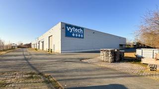 Ce bâtiment industriel prêt à l’emploi est situé sur un terrain de 10.194 m² et combine 1.442 m² de bureaux avec 4.041 m² d’espaces fonctionnels...