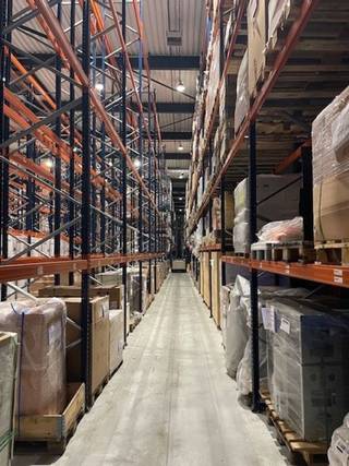 Gelegen aan de Chaussée de Wavre 504 in Grez-Doiceau, geniet dit hoogwaardige logistieke pand van een strategische ligging vlakbij de N25,...