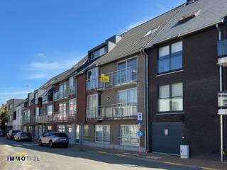 <p><strong>Recent appartement te Denderleeuw.<br /><br />Inschrijven voor een afspraak is enkel mogelijk bij de advertentie van het pand op onze website www.immotijl.be. </strong><br /><br />Dit appartement bevindt zich op de 2de verdieping (lift aanwezig) van een <strong>recent gebouw </strong>en beschikt over een inkomhal met gastentoilet, een <strong>lichtrijke woonkamer met eetplaats en ingerichte open keuken </strong>(incl. koelkast, vaatwas), een berging/wasplaats, <strong>2 slaapkamers en een badkamer</strong> (douche-in-bad, lavabomeubel). Vooraan is er een leuk en zonnig terras terug te vinden. <br /><br />Bij dit appartement hoort tevens een <strong>kelderberging. </strong><br /><br />Het appartement is voorzien van o.a. <strong>hoogrendementsbeglazing, CV op aardgas, videofoon, gunstig EPC (A-label), ... </strong><br />Goed gelegen te Denderleeuw, <strong>op wandelafstand van station, winkels en scholen!</strong> <br /><br />Huurprijs: 750 euro per maand + 50 euro gemeenschappelijke kosten.</p>