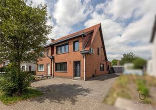 ZEER RUSTIG GELEGEN INSTAPKLARE GEZINSWONING IN RUSTIGE STRAAT!Ontdek deze ruime lichtrijke familie woning, gelegen in een rustige straat net buiten...