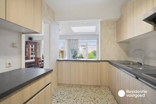 Deze verzorgde bel-étagewoning is rustig gelegen in Sint-Michiels, op korte afstand van winkels, scholen, openbaar vervoer en belangrijke invalswegen. Dankzij de uitstekende bereikbaarheid en de aangename woonomgeving biedt deze woning een ideale ligging voor wie comfortabel wil wonen nabij het centrum van Brugge.<br />De woning werd de voorbije jaren op verschillende vlakken gerenoveerd en gemoderniseerd. Zo werden onder meer de daken vernieuwd en geïsoleerd, werd een recente cv-ketel geplaatst en werden ook de keuken, badkamer, vloeren en binnendeuren aangepakt. Dankzij het gunstige EPC-label C geldt er bovendien geen renovatieplicht.<br />Binnen beschikt de woning over een lichtrijke en ruime leefruimte met aansluitende eetplaats en ingerichte keuken. Op de verdieping bevinden zich drie slaapkamers en een verzorgde badkamer. Verder is er nog een praktische zolder die extra bergruimte biedt.<br />De inpandige garage, kelderruimte en aangename tuin met tuinberging maken het geheel compleet. Een ruime en grotendeels vernieuwde woning op een uitstekende locatie in Sint-Michiels!<br />De vermelde prijs is een richtprijs. Elk bod hoger of lager dan de vermelde prijs wordt overgemaakt aan de eigenaar die zich het recht voorbehoudt om dit al dan niet te aanvaarden. (Gvg, Gmo, Wg, Gvkr, Gvv) Ref. BR00492
