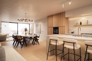 Nieuwbouwproject Leon is een exclusieve residentie in het hart van Knokke, bestaande uit slechts vijf ruime en brede appartementen, allemaal voorzien van zonnige terrassen. De grote raampartijen zorgen voor een overvloed aan natuurlijk licht, waardoor een warme en comfortabele leefomgeving ontstaat. Gelegen in het bruisende hart van Knokke, geniet u van alle comfort met tal van winkels, restaurants en voorzieningen binnen handbereik. <br /><br />De appartementen zijn luxueus afgewerkt met hoogwaardige materialen, wat, in combinatie met hun ruime opzet en uitstekende oriëntatie, bijdraagt aan een unieke woonervaring.<br /><br />Extra voorzieningen zijn onder andere een fietsenstalling op het gelijkvloers en privébergruimte in de kelder.<br /><br />Ontwerp door Project Architects.