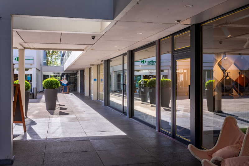 Prachtig handelspand met 2 grote etalages, gratis parking! Toplocatie Patio Donk! - foto 2