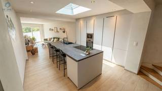 <p><span>Rustig wonen in het Onkerzele, met De Gavers vlakbij</span></p><p><span>Welkom in deze instapklare woning, gelegen in de </span><span>Botermelkstraat 60 in Onkerzele</span><span>. Hier geniet u van een aangename combinatie van rust, ruimte en comfort, in een groene omgeving met het recreatiedomein </span><span>De Gavers</span><span> op wandelafstand. Ook een lagere school bevindt zich op wandelafstand, wat deze locatie bijzonder interessant maakt voor gezinnen.</span></p><p><span>De woning is gelegen op een ruim perceel van </span><span>1.048 m²</span><span> en beschikt over </span><span>twee slaapkamers en een zolderkamer</span><span>. Dankzij de praktische indeling en de aangename leefruimtes biedt deze woning een comfortabele thuis voor wie op zoek is naar rustig wonen met voldoende ruimte.</span></p><p><span>Het hart van de woning wordt gevormd door de </span><span>open keuken met eiland</span><span>, uitgerust met moderne inbouwapparatuur. De keuken sluit mooi aan op de ruime woon- en eetzone, waardoor een open en uitnodigende leefruimte ontstaat. De hoge plafonds, grote raampartijen aan de achterzijde en de automatische lichtkoepel in de keuken zorgen voor voldoende natuurlijk lichtinval. De houten vloeren brengen extra warmte en karakter in het interieur.</span></p><p><span>De drie slaapkamers zijn aangenaam ingericht en genieten van een mooie lichtinval dankzij de diverse raamdetails, waaronder dakvensters. Ze bieden voldoende ruimte voor slaapmeubels en kasten.</span></p><p><span>Een absolute troef is het </span><span>ruime buitenterras</span><span>, waar u heerlijk kunt ontspannen of gezellig samenkomen met familie en vrienden. De tuin biedt volop mogelijkheden voor buitenactiviteiten en wordt omgeven door groen, wat zorgt voor een aangename sfeer en privacy.</span></p><p><span>De ligging in Onkerzele combineert het beste van twee werelden: rustig en groen wonen, terwijl recreatie, scholen en dagelijkse voorzieningen vlot bereikbaar zijn.</span><span> Een woning met ruimte, licht en potentieel, ideaal voor wie op zoek is naar een aangename thuis in een rustige omgeving.</span></p><p><span> </span></p><p><span>Voor inlichtingen of een bezoek gelieve op de advertentie te reageren, wij bellen u zelf op om een afspraak in te plannen.</span></p>
