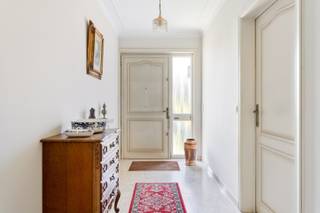 Met ruime garage en kelder ….Werkelijk in het centrum van Wevelgem vinden we dit grote appartement terug. Het bevindt zich in een kleine residentie...