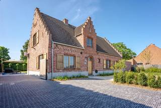 <h1><strong>Unieke, hoogwaardig afgewerkte woning met bijwoning nabij het centrum van Wuustwezel</strong></h1>
<p><span>Deze hoogwaardig afgewerkte woning met <strong>bijwoning</strong>, <strong>private tuin</strong> en <strong>meerdere parkeerplaatsen</strong> biedt uitzonderlijk veel mogelijkheden: ideaal voor <strong>nieuw samengestelde gezinnen</strong>, <strong>kangoeroewonen</strong>, <strong>AIR B&B</strong> of <strong>kantoor/praktijk aan huis</strong>.</span></p>
<div></div>
<h2><strong>🏠 Hoofdwoning</strong></h2>
<h3><strong>Gelijkvloers</strong></h3>
<ul>
<li>
<p><span>Inkomhal op tegelvloer met gastentoilet</span></p>
</li>
<li>
<p><span>Leefruimte op parket met eet- en zithoek en zicht op de tuin</span></p>
</li>
<li>
<p><span>Volledig ingerichte keuken met Boretti-fornuis en dubbele oven, Novy-dampkap, Amerikaanse koelkast, vaatwasser, open haard en werkblad in blauwe steen</span></p>
</li>
<li>
<p><span>Badkamer met ligbad, inloopdouche, dubbele lavabo, toilet en handdoekverwarmer</span></p>
</li>
<li>
<p><span>Slaapkamer met airco, tv- en internetaansluiting</span></p>
</li>
<li>
<p><span>Dressingkamer</span></p>
</li>
<li>
<p><span>Wasruimte met spoelbak en waterontharder</span></p>
</li>
<li>
<p><span>Bureau met ingemaakte kasten en toegang tot de tuin</span></p>
</li>
</ul>
<h3><strong>Eerste verdieping</strong></h3>
<ul>
<li>
<p><span>Nachthal met ingemaakte kasten en apart toilet</span></p>
</li>
<li>
<p><span>Slaapkamer met lamellen op maat</span></p>
</li>
<li>
<p><span>Slaapkamer met elektrische rolluik en airco (momenteel schoonheidssalon)</span></p>
</li>
<li>
<p><span>Dressing met aansluitende badkamer (ligbad, lavabo, handdoekverwarmer, elektrische rolluik)</span></p>
</li>
</ul>
<div></div>
<h2><strong>🏡 Bijwoning</strong></h2>
<h3><strong>Gelijkvloers</strong></h3>
<ul>
<li>
<p><span>Aparte inkom met ingemaakte kasten en gastentoilet</span></p>
</li>
<li>
<p><span>Keuken met SMEG-fornuis, combi‑oven, Amerikaanse koelkast, ingemaakte kasten en vaatwasser op hoogte</span></p>
</li>
<li>
<p><span>Living op parket met airco, lamellen op maat, elektrische screens en toegang tot de tuin</span></p>
</li>
</ul>
<h3><strong>Eerste verdieping</strong></h3>
<ul>
<li>
<p><span>Slaapkamer met airco en ingemaakte kasten</span></p>
</li>
<li>
<p><span>Dressing met aansluitende badkamer (douchecabine, dubbele lavabo, toilet)</span></p>
</li>
</ul>
<div></div>
<h2><strong>🌿 Buitenruimte</strong></h2>
<ul>
<li>
<p><span>Private, volledig omheinde tuin</span></p>
</li>
<li>
<p><span>Elektrische poorten</span></p>
</li>
<li>
<p><span>Meerdere parkeerplaatsen vooraan</span></p>
</li>
</ul>
<div></div>
<h2><strong>✨ Troeven</strong></h2>
<ul>
<li>
<p><span>Nabij centrum Wuustwezel</span></p>
</li>
<li>
<p><span>Hoogwaardige afwerking</span></p>
</li>
<li>
<p><span>Ideaal voor kangoeroewonen, AIR B&B of praktijk aan huis</span></p>
</li>
<li>
<p><span>Perfect voor nieuw samengestelde gezinnen</span></p>
</li>
<li>
<p><span>26 zonnepanelen</span></p>
</li>
<li>
<p><span><strong>EPC A</strong></span></p>
</li>
</ul>
<div></div>
<h2><strong>Interesse?</strong></h2>
<p><span>📞 03 568 03 03 ✉️ info@vastgoed03.be Plan vandaag nog uw bezoek.</span></p>
