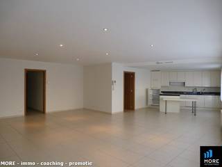 Ruim gelijkvloers appartement met aparte inkom gelegen in Westkapelle-dorp in de nabijheid van bakkerij, slagerij, krantenwinkel,... Het appartement omvat: inkomhall met inbouwkasten en gastentoilet, een ruime woonkamer met open, ingerichte keuken met aansluitend de berging met aansluiting voor wasmachine, twee slaapkamers met elk een bad- of douchekamer. <strong>Er kan een garagebox worden bijgehuurd in de residentie mits een meerprijs. Forfait gemeenschappelijke lasten: €65/maand.</strong><br /><br /><u>Er wordt binnenkort een bezoekmoment georganiseerd. Laat ons beslist weten als u hier bij wilt aanwezig zijn via "Vraag nu uw bezoek aan" op onze website.</u><br /><br /><br /><span><strong>Tehuurstelling onder voorwaarden; Zie www.more.be, "bijlagen" en onder voorbehoud van beschikbaarheid.</strong></span>
