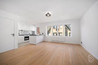 <p>Laatste appartement te koop in deze volledig vernieuwde residentie!<br /><br />Bent u op zoek naar een instapklaar, energiezuinig en modern appartement? Dan is dit uw kans! Dit volledig gerenoveerde appartement werd afgewerkt met kwalitatieve materialen en is nog nooit bewoond sinds de renovatie.<br /><br />De indeling omvat een lichtrijke leefruimte met een open, volledig geïnstalleerde keuken voorzien van splinternieuwe toestellen, twee volwaardige slaapkamers, een stijlvolle badkamer met inloopdouche en een apart gastentoilet.<br /><br />Geniet bovendien van een ruim zonnig terras, een **privatieve kelder en een centrale ligging op korte afstand van het centrum van Wevelgem, met winkels, scholen en openbaar vervoer binnen handbereik.<br /><br />Ook als investering is dit een uitstekende opportuniteit. Dankzij de energiezuinige renovatie, de moderne afwerking en de gegeerde ligging biedt dit appartement een perfecte verhuurbaarheid.<br /><br />Garage verplicht bij aan te kopen voor € 15.000.<br /><br />Interesse? Contacteer ons vandaag nog voor een bezoek via feline@immobeguin.be</p>