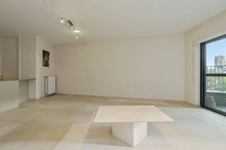 Op zoek naar een instapklaar appartement met karakter, comfort en een uitstekende ligging? Dan is dit stijlvolle appartement beslist een bezoek waard.<br /><br />Het appartement bevindt zich in een iconisch gebouw dat een belangrijke rol speelde tijdens de industriële hoogdagen van Aalst eind 19e en begin 20e eeuw. De voormalige site werd met respect voor haar geschiedenis omgevormd tot een klassevol woonproject met een uniek uitzicht op de Dender en de Aalsterse binnenstad.<br /><br />Via de inkomhal met ingemaakte vestiairekast komt u binnen in de lichtrijke leefruimte. De open keuken vormt één geheel met de woonkamer en is volledig uitgerust met alle nodige toestellen, voldoende kastruimte en een praktische aansluitende berging. Verder beschikt het appartement over een slaapkamer, een badkamer met stijlvol badmeubel en douche in bad en apart toilet.<br /><br />De kwalitatieve afwerking met onder andere natuurstenen vloeren, ingebouwde kasten en plafondhoge deuren zorgt voor een tijdloze uitstraling. <br /><br />PVC ramen met dubbele beglazing / CV op aardgas / Elektriciteit conform / Videofonie / Gunstig KI / EPC B / Elektriciteit conform / ...<br /><br />Een absolute troef is het ruime, overdekte en verlichte terras waar u in alle rust kunt genieten van de gunstige oriëntatie.<br /><br />De ligging is bijzonder centraal, op wandelafstand van het stadscentrum, het station, winkels, horeca, sport- en cultuurvoorzieningen. De bushalte bevindt zich voor de deur, er is een fietsenstalling aanwezig op het gelijkvloers en in de straat is steeds voldoende parkeergelegenheid.<br /><br />Een unieke kans voor wie stijlvol wil wonen op een historische locatie, met alle voordelen van het stadsleven binnen handbereik. Contacteer ons vandaag nog voor een bezoek.