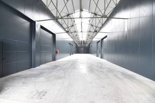 Instapklare, geïsoleerde OPSLAGRUIMTE (200 m²), hoge sectionaalpoort en gemeenschappelijke PARKEERPLAATSEN op ambachtelijke zone te Torhout.<br /><br />AFWERKING:<br />Constructie: Metalen constructie met volledige overspanning<br />Binnenwanden: geïsoleerde sandwichpanelen over de volledige hoogte. <br />Dak: Geïsoleerd dak<br />Vloer: gepolierde betonvloer<br />Geïsoleerde en automatische sectionaalpoort (h: 4,3m x b: 4m) met geïntegreerde loopdeur in aluminium<br /><br />BESTEMMING: enkel opslagruimte (geen productie mogelijk!). Brandklasse A.<br /><br />NUTSVOORZIENINGEN: afzonderlijke tellers voor stadswater, elektriciteit (stopcontacten op 230V en 400V, 16A) - telefonie/internet (Belgacom/telenet). LED-verlichting. Toilet met uitgietbak.<br /><br />LIGGING:<br />Centrale ligging in West-Vlaanderen.<br />Op enkele honderden meters van N32 (Brugge-Roeselare)<br />Op slechts 3,5km van de autosnelweg, afrit 10 "Torhout" E403/E40.<br /><br />EXTRA'S:<br />- gemeenschappelijke parkeerplaatsen op het terrein.<br /><br />BIJKOMENDE KOSTEN:<br />- 21% BTW<br />- provisie 60 €/mnd gemeenschappelijke kosten<br />- onroerende voorheffing<br /><br />Wenst u een bezoek? info@futurimmo.be - 0470 50 50 50.